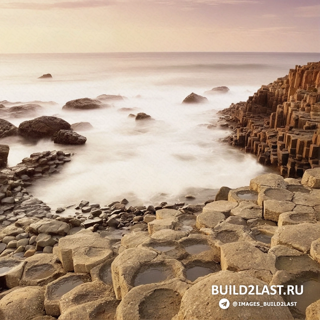 Пешеходы идут по Тропе гигантов среди зелёных ландшафтов и морского берега