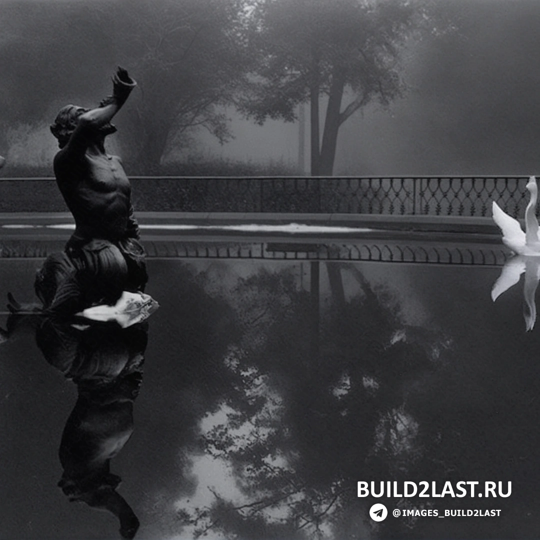 Пустынная улица американского города, с длинными тенями и пустыми проезжими частями, создающими атмосферу безлюдности